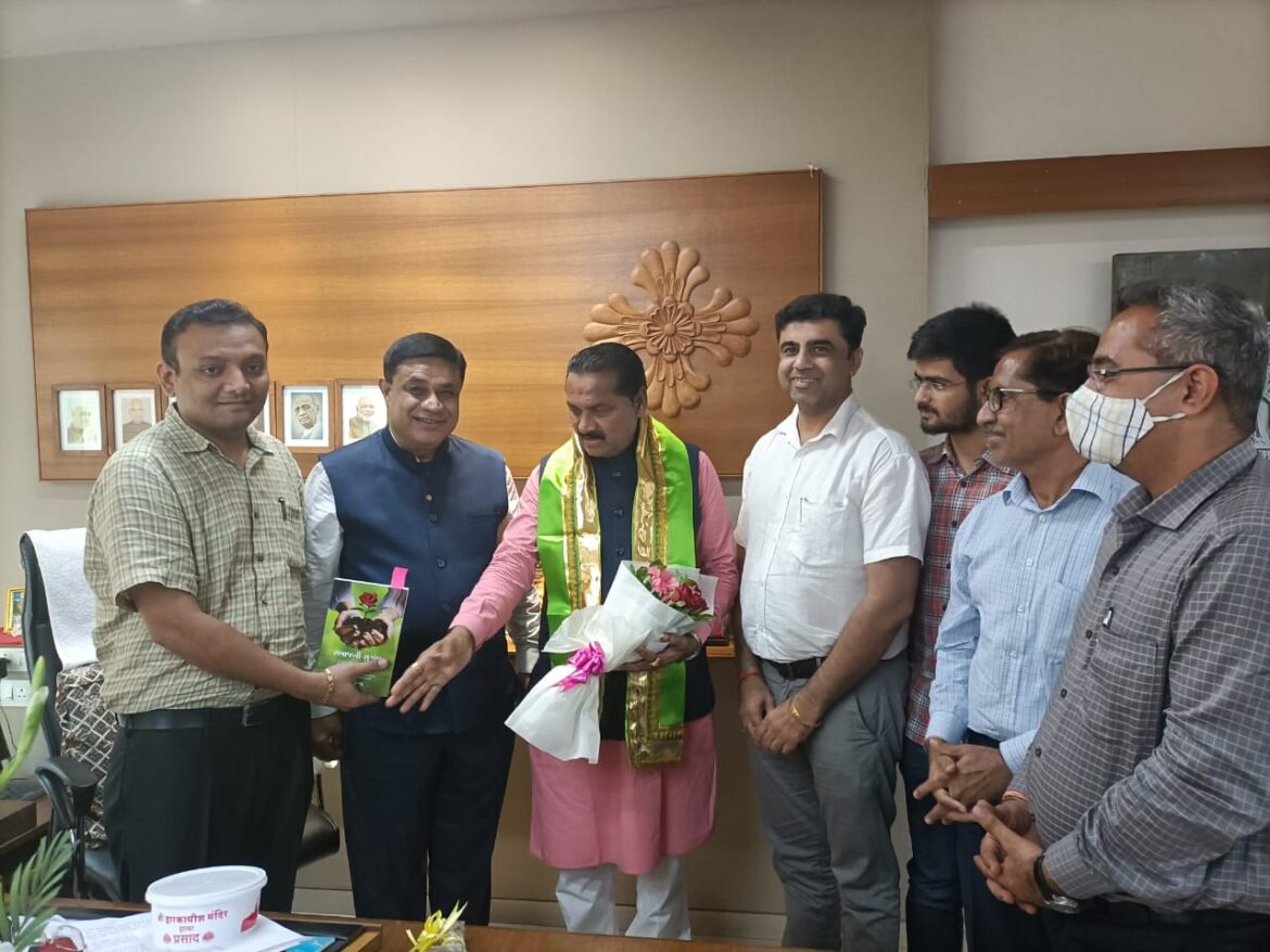 શ્રી લોહાણા મહાપરિષદ પર્યાવરણ સમિતિ દ્વારા નવા વરાયેલા ગુજરાત ના વન અને પર્યાવરણ વિભાગ ના કેબિનેટ મંત્રી માનનીય શ્રી કિરીટસિંહ રાણા સાથે આજ તારીખ ૫ ઓક્ટોબર ૨૦૨૧ ના રોજ શુભેચ્છા મુલાકાત