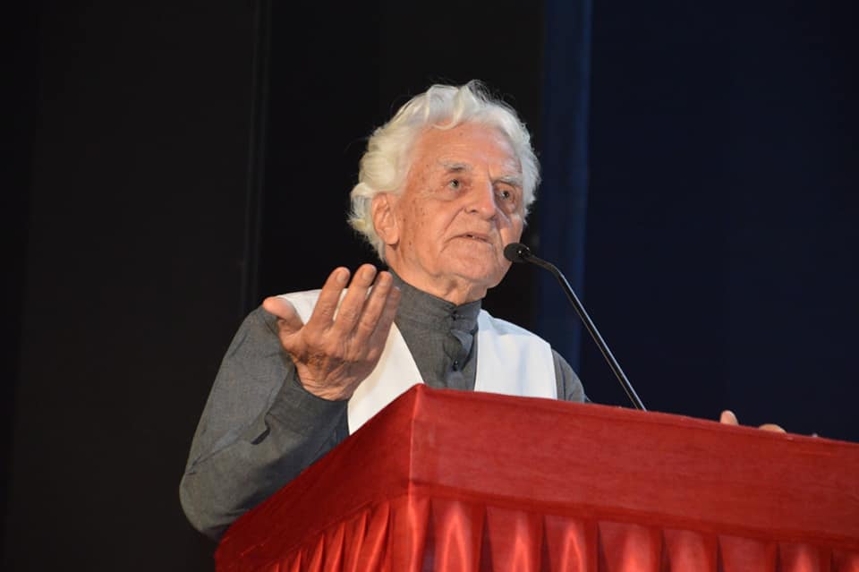 રઘુવંશી શ્રેષ્ઠી શ્રી નરોત્તમભાઈ પલાણ ને ઝવેરચંદ મેઘાણી પુરસ્કાર થી સન્માનિત કરવામાં આવ્યા